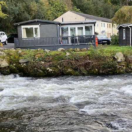 Stunning 3 Bed Riverside Cabin In Snowdonia Caeathro Exteriör bild