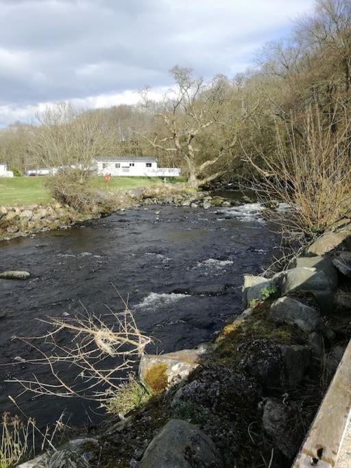 Stunning 3 Bed Riverside Cabin In Snowdonia Caeathro Exteriör bild