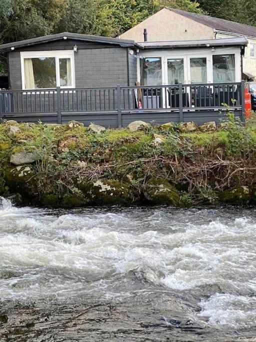 Stunning 3 Bed Riverside Cabin In Snowdonia Caeathro Exteriör bild