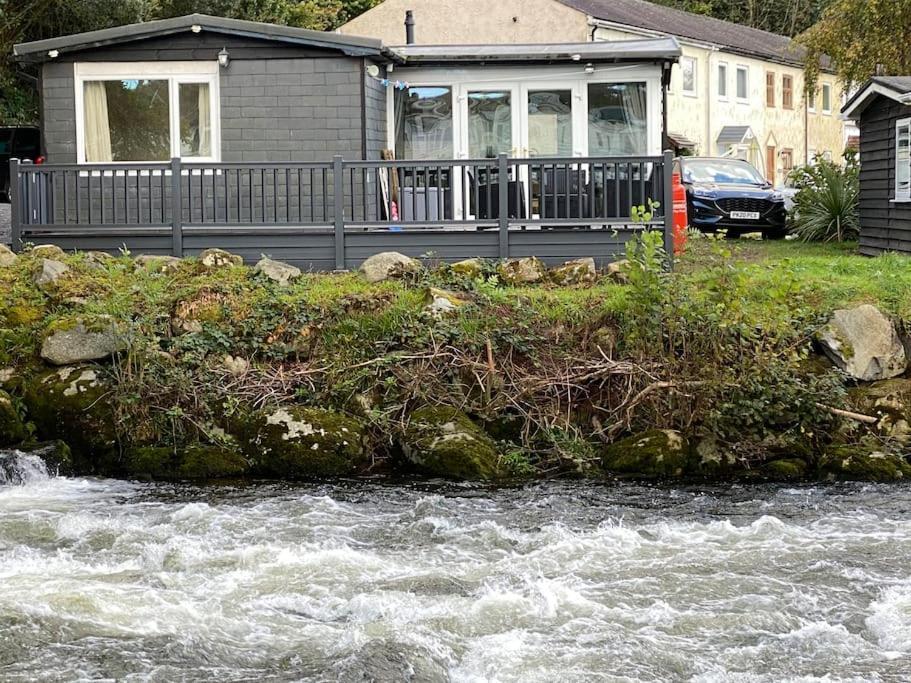 Stunning 3 Bed Riverside Cabin In Snowdonia Caeathro Exteriör bild