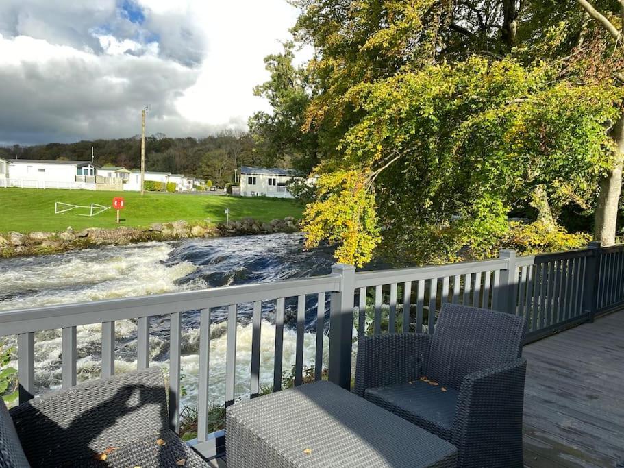 Stunning 3 Bed Riverside Cabin In Snowdonia Caeathro Exteriör bild