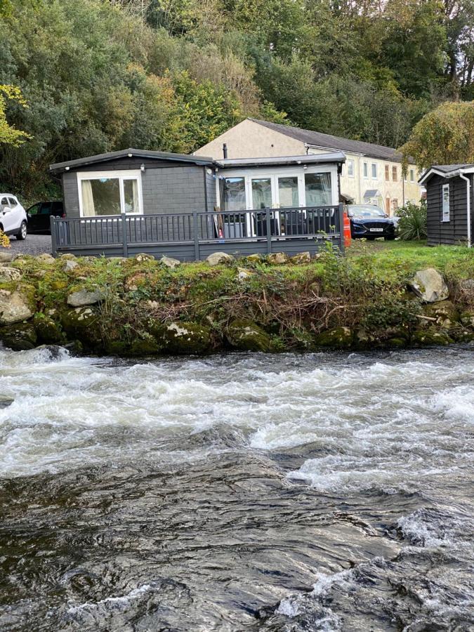 Stunning 3 Bed Riverside Cabin In Snowdonia Caeathro Exteriör bild