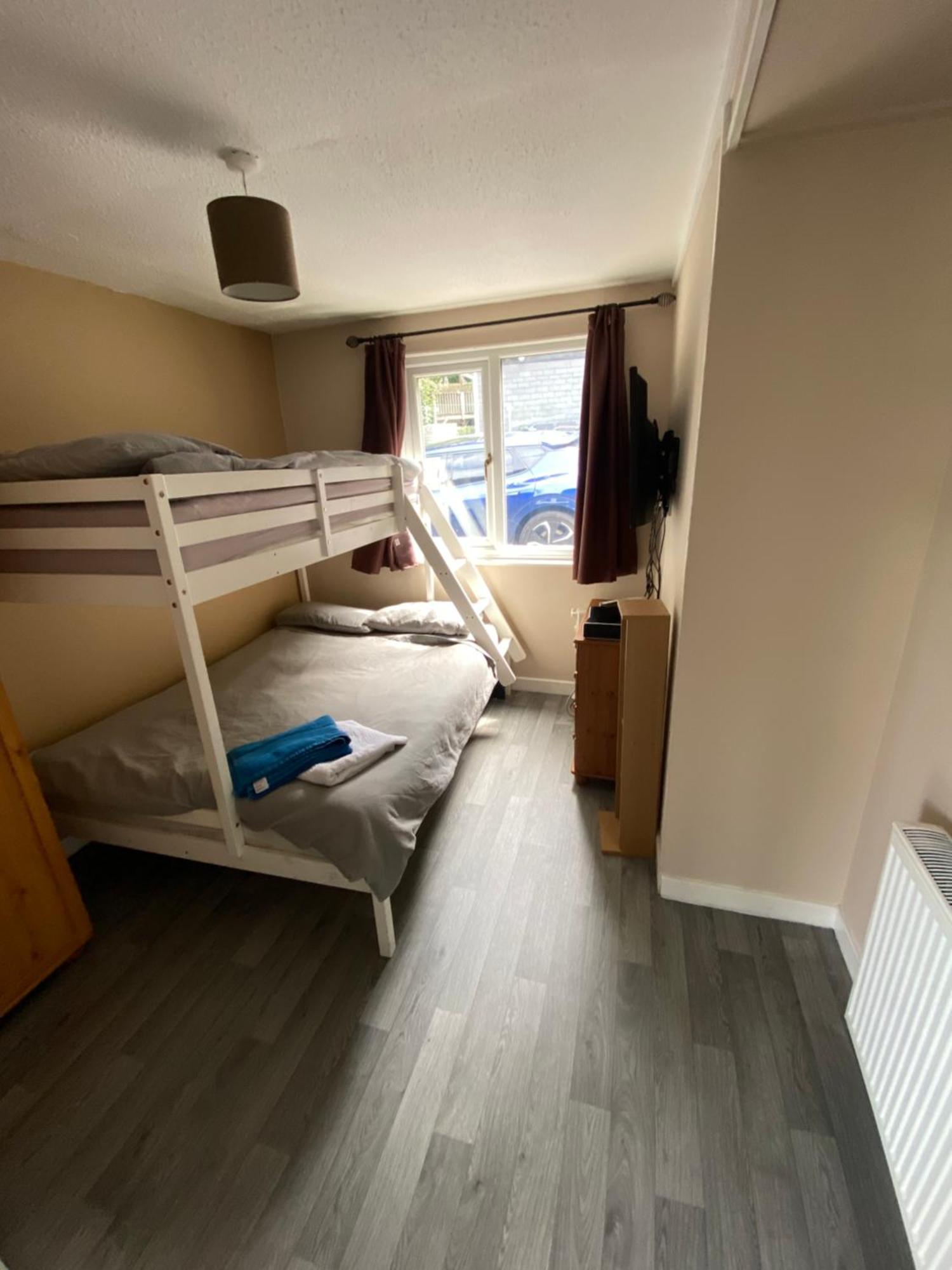 Stunning 3 Bed Riverside Cabin In Snowdonia Caeathro Exteriör bild