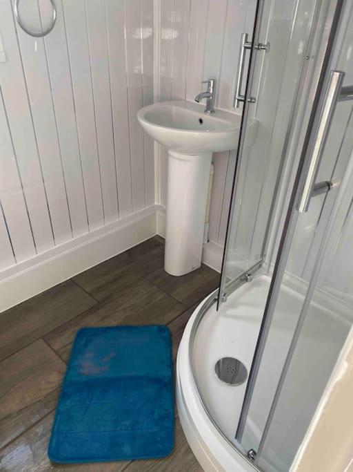 Stunning 3 Bed Riverside Cabin In Snowdonia Caeathro Exteriör bild