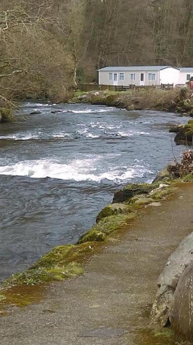 Stunning 3 Bed Riverside Cabin In Snowdonia Caeathro Exteriör bild