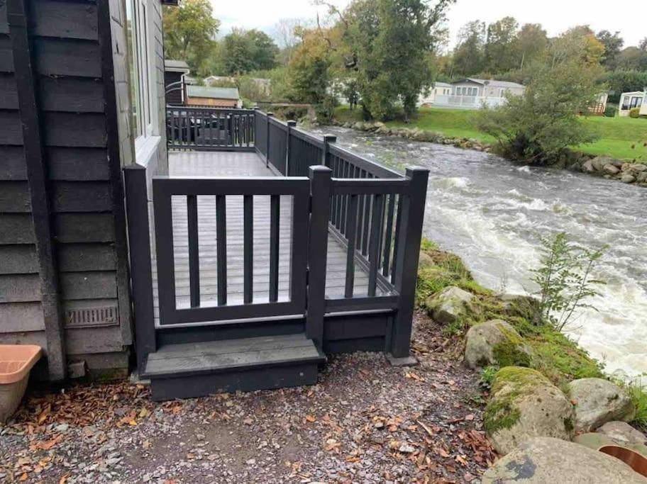 Stunning 3 Bed Riverside Cabin In Snowdonia Caeathro Exteriör bild