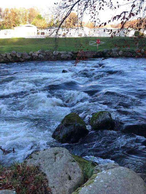Stunning 3 Bed Riverside Cabin In Snowdonia Caeathro Exteriör bild