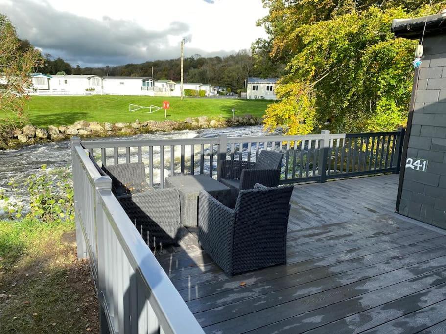 Stunning 3 Bed Riverside Cabin In Snowdonia Caeathro Exteriör bild