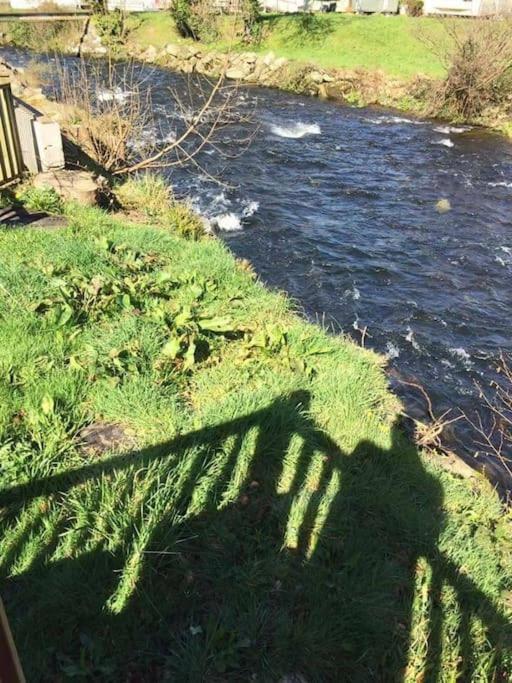 Stunning 3 Bed Riverside Cabin In Snowdonia Caeathro Exteriör bild
