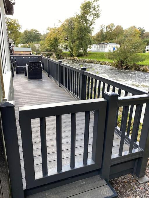 Stunning 3 Bed Riverside Cabin In Snowdonia Caeathro Exteriör bild