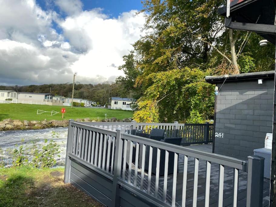 Stunning 3 Bed Riverside Cabin In Snowdonia Caeathro Exteriör bild