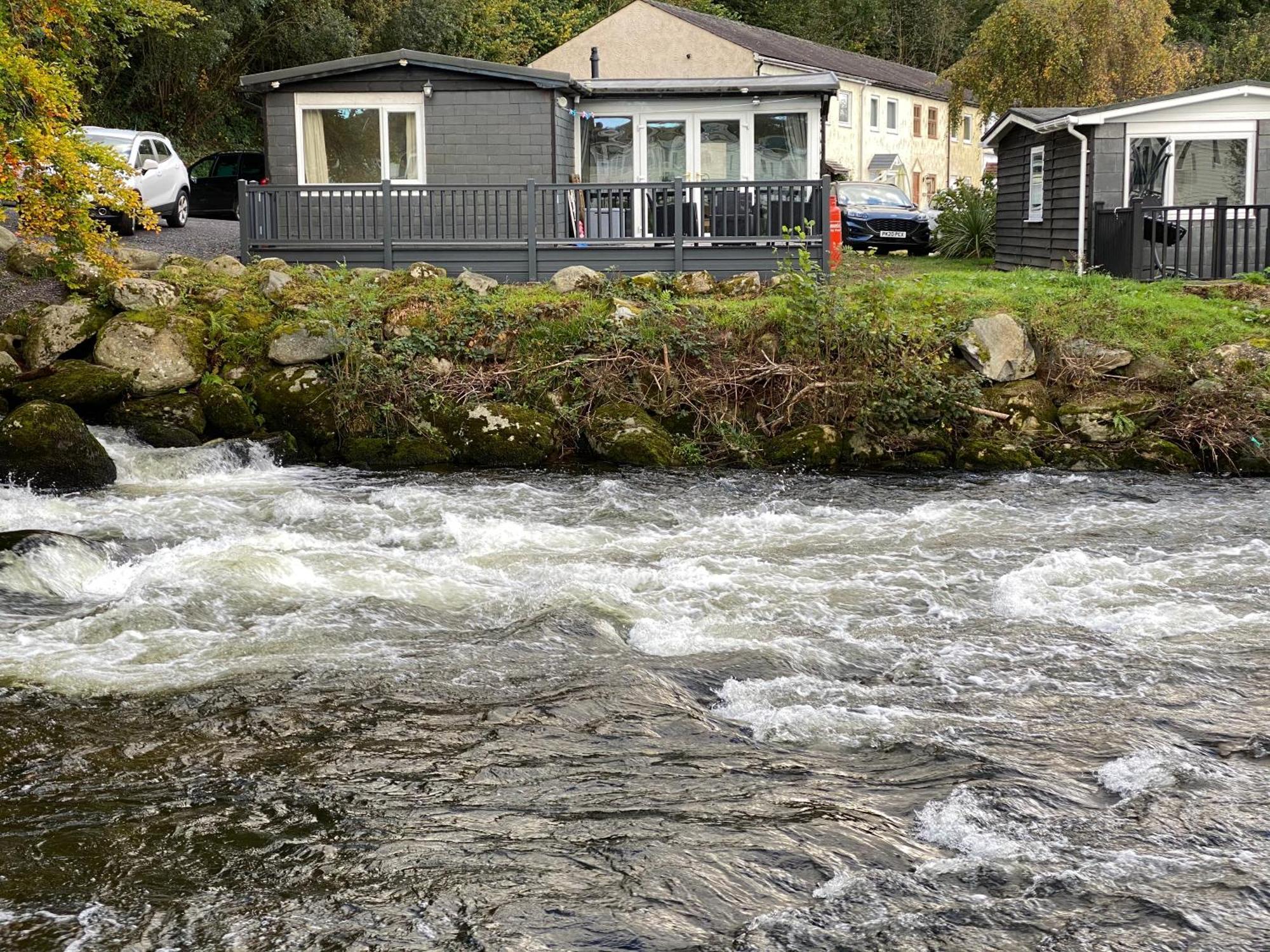Stunning 3 Bed Riverside Cabin In Snowdonia Caeathro Exteriör bild